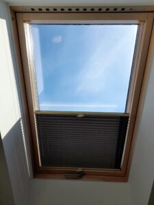 Zamontowana plisa okienna na poddaszu w Gliwicach