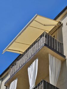 Markiza zamontowana na balkonie