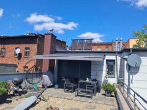 Markiza zamontowana na ogródku