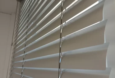 Stylowe aranżacje z żaluzjami